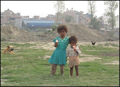 013 - 2 cute kids in Kat slum